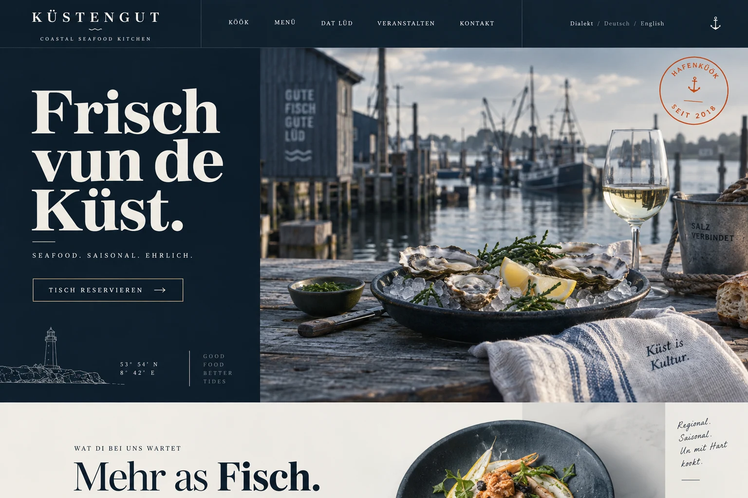 Designstudie KÜSTENGUT: Marineblau, sachliche Beschriftung und ein großzügiges Stillleben am Hafen. Der regionale Einstieg heißt: frisch von der Küste.